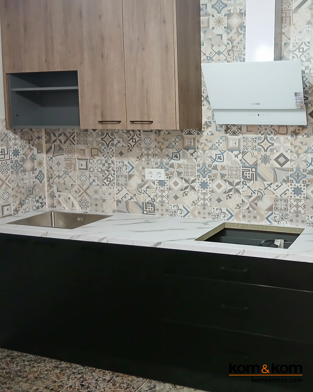 cocina original: negro, madera y azulejos vintage